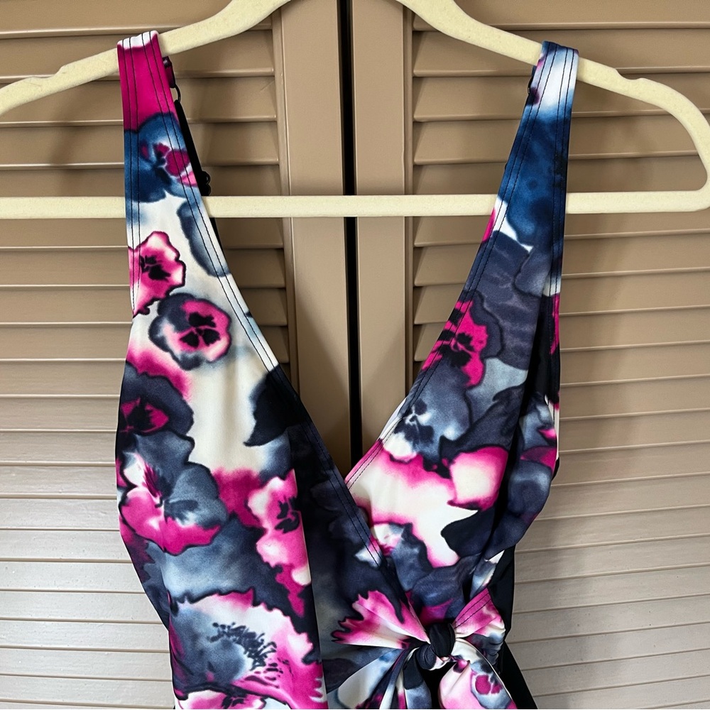 ✨🌴Sexy One Piece🌴✨
✨✨Flattering✨